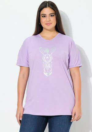 T-shirt corto viola con grafica argentata della testa di una zebra. Il tessuto sembra morbido con una vestibilità comoda e scollatura rotonda.