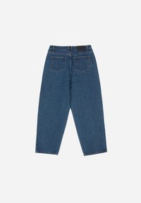 Blå denimjeans med en avslappet passform, høy liv, rett ben, to baklommer og en svart merkelapp i livet.