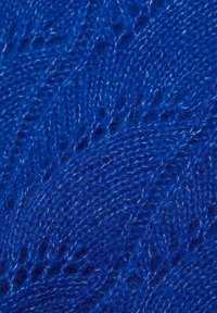 Gestrickter Stoff in leuchtendem Blau mit weicher Textur, versehen mit einem Chevronmuster und einem dezenten Schimmer durch feine, lichtdurchlässige Fasern.