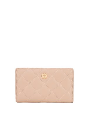 Cartera de cuero beige acolchada con costuras en forma de diamante y un pequeño botón redondo dorado con un emblema de árbol centrado en el frente.