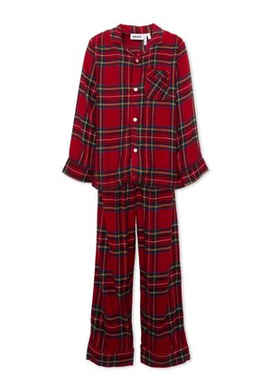 Camisa de cuadros rojos de manga larga con botones, cuello y bolsillo en el pecho, combinada con pantalones a juego de cuadros.