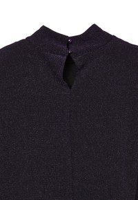 Haut en tissu pailleté violet avec un col montant, un dos avec une ouverture en forme de clé et deux fermetures à boutons violets, et une texture lisse.