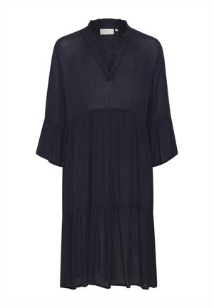 Abito leggero blu navy con scollo a V e colletto arricciato. Presenta maniche a campana corte e un design a strati. Texture morbida e trasparente.