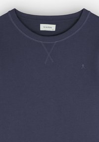 Marineblå sweatshort med ribbet rundhals, synlige korsstingdetaljer og en lille logoaccents. Lavet af blødt, struktureret stof.
