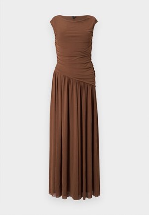 Robe maxi marron sans manches avec corsage froncé et couture de taille asymétrique, avec une jupe fluide et froncée.