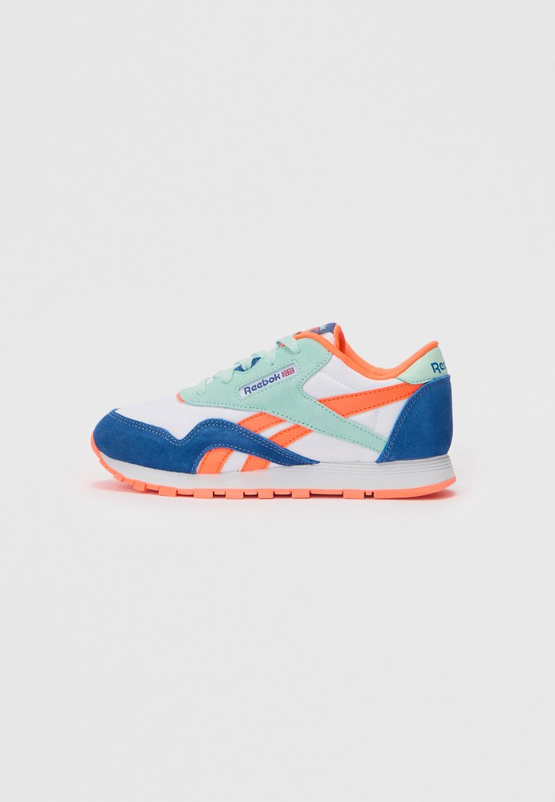 Zapatilla Reebok blanca, azul, verde menta y naranja con acentos de ante y detalles de marca, mostrada de lado sobre un fondo liso.