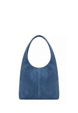 Borsa a tracolla in camoscio blu con manico superiore arrotondato e design minimalista, mostrata su sfondo bianco.