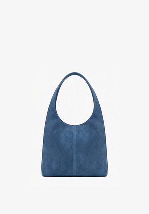 Sac à bandoulière en daim bleu avec poignée supérieure arrondie et design minimaliste, présenté sur fond blanc.