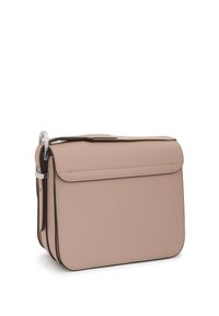 Bolso crossbody rectangular en cuero texturizado rosa pálido, con cierre de solapa y herrajes en tono plateado. Correa delgada trenzada adjunta.