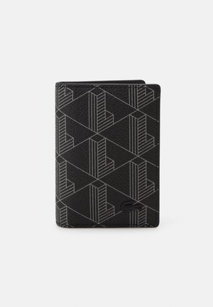 Černá texturovaná peněženka s geometrickým vzorem v bílých liniích. Má elegantní design a decentní logo v pravém dolním rohu.