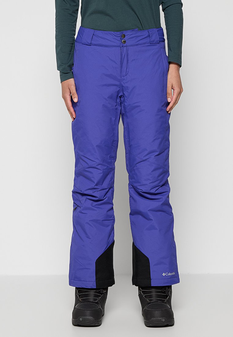 Pantaloni da neve viola con un tessuto liscio e resistente all'acqua; dotati di una vita con bottone, polsini neri rinforzati e una vestibilità rilassata.