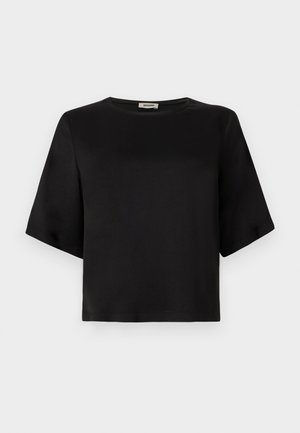 Juoda trumpos rankovės viršutinė dalis su apvaliu iškirpimu, pagaminta iš lygaus audinio. Dizainas pasižymi kvadratine siluetu ir švariu apdailos sprendimu.