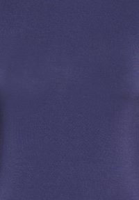 Tessuto uniforme di colore blu navy con una maglia fine e liscia, che mostra un colore omogeneo e un sottile motivo di tessitura.