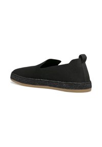 Scarpe nere slip-on con una tomaia texture, apertura elastica, suola intermedia in stile juta intrecciato e suola in gomma. Accentuate da un piccolo tab sul tallone.