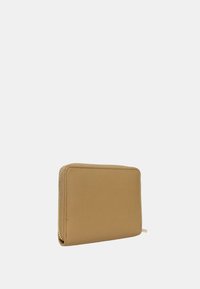 Portafoglio in pelle beige, caratterizzato da una texture liscia, forma rettangolare e chiusura con zip e hardware metallico.