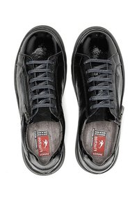 Zapatos de charol negro con punta redonda. Cuentan con cordones grises, cremallera lateral y un forro textil gris. Incluyen un logo en la plantilla.