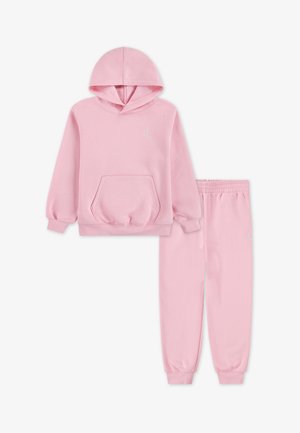 Rožā kapučjaka un sporta bikses, izgatavotas no mīksta auduma. Kapučjakai ir kengura kabata un ribota aproce; biksēm ir elastīgs jostasvīrs.