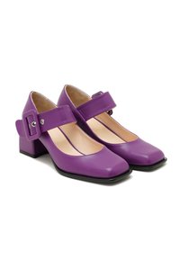 Chaussures Mary Jane en cuir violet avec un bout carré, un petit talon carré et une large sangle ornée d'une boucle rectangulaire.