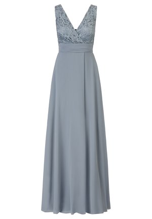 Robe de soirée longue en bleu doux, mettant en avant un corsage en dentelle texturée et une jupe fluide et lisse, avec un décolleté en V flatteur.