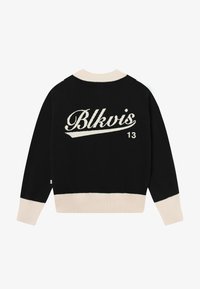 Pull noir et crème à manches longues avec "Blkvis" et le numéro "13" tricotés dans le dos, poignets, ourlet et col côtelés.