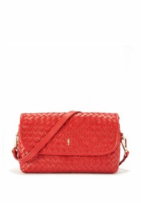 Czerwona pleciona skórzana torba na ramię z klapką, regulowanym paskiem oraz małym złotym logo na przedzie. Kompaktowy prostokątny kształt.