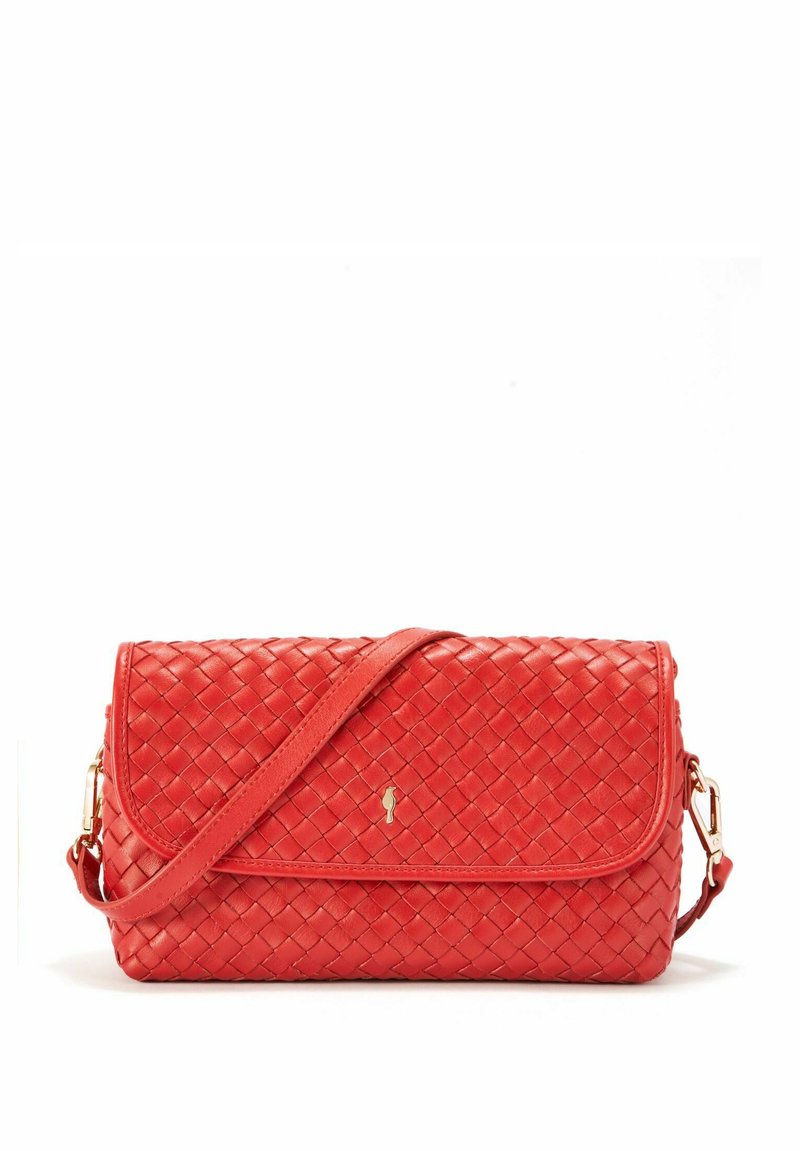 Czerwona pleciona skórzana torba na ramię z klapką, regulowanym paskiem oraz małym złotym logo na przedzie. Kompaktowy prostokątny kształt.