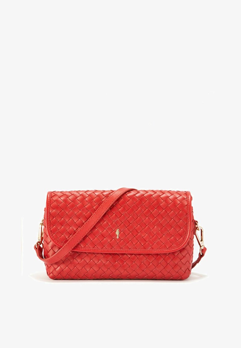 Czerwona pleciona skórzana torba na ramię z klapką, regulowanym paskiem oraz małym złotym logo na przedzie. Kompaktowy prostokątny kształt.