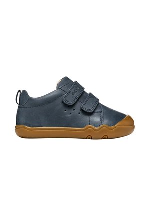 Scarpa per bambino in blu navy con suola in gomma marrone, due cinturini regolabili con velcro e linguetta sul tallone.