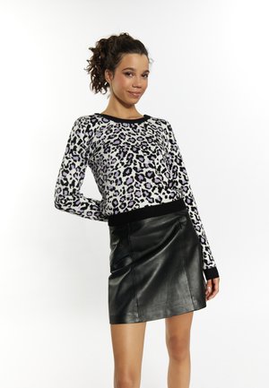 Trui in zwart, wit en lavendel leopardenprint met lange mouwen en een zwarte ribgebreide halslijn; gecombineerd met een zwarte leren minirok.