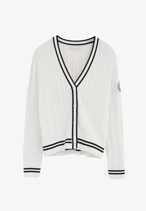 Witte kabelgebreide cardigan met zwarte afwerking aan de V-hals, knopen aan de voorkant, manchetten en zoom, met een klein logovleugeltje op de linkermouw.