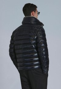 Schwarze Pufferjacke mit hohem Kragen und strukturiertem Finish, ausgestattet mit horizontalen Nähten und einer glänzenden, glatten Oberfläche.