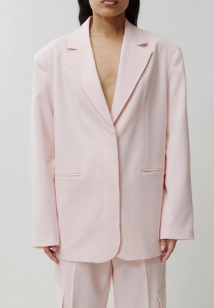 Lichtroze blazer met afgeknipte revers, enkele knoopsluiting en twee voorzakken. Heeft een losse pasvorm en een gladde textuur.