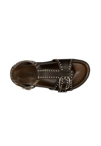 Sandal in pelle marrone con borchie, cinturino con fibbia regolabile, punta aperta e suola interna liscia. Design classico con dettagli testurizzati.