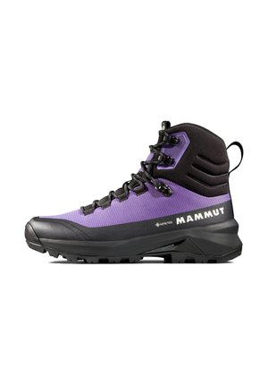 Lila-schwarzer High-Top-Wanderschuh mit schwarzen Schnürsenkeln, Zuglasche und Mammut-Logo an der Seite, für den Outdoor-Einsatz mit Gore-Tex-Material entwickelt.