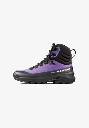 Lila-schwarzer High-Top-Wanderschuh mit schwarzen Schnürsenkeln, Zuglasche und Mammut-Logo an der Seite, für den Outdoor-Einsatz mit Gore-Tex-Material entwickelt.