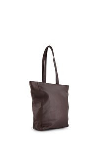 Braune Ledertasche in Tote-Form mit glatter Textur, rechteckiger Form und zwei langen Griffen. Keine sichtbaren Beschläge oder Muster. Seitenansicht.