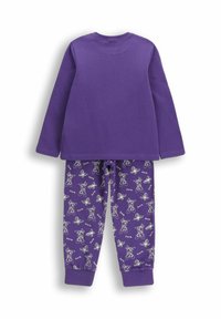Fioletowe piżamy z długim rękawem i wzorzystymi spodniami. Spodnie mają biały wzór przedstawiający baletki i motyle.