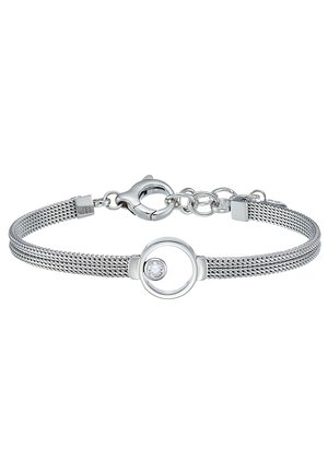 Bracelet en mailles argentées avec un charme circulaire contenant une pierre claire au centre, terminé par un fermoir lobster et une chaîne ajustable.