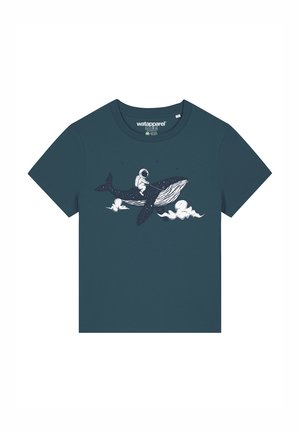 Türkisfarbenes Baumwoll-T-Shirt mit einem weißen Grafikdesign eines Wals, auf dem ein Astronaut reitet, umgeben von Wolken und Sternen in einem verspielten Design.