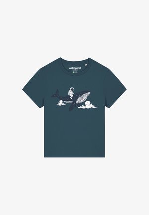 T-shirt en coton teal avec un graphique blanc représentant une baleine et un astronaute la montant, entouré de nuages et d'étoiles dans un design ludique.