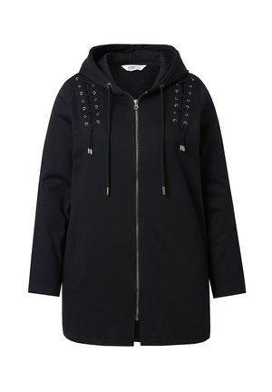 Schwarzer Kapuzenpullover mit Reißverschluss, einer Kapuze und silbernen Ösendetails sowie Schnürungen auf den Schultern, hergestellt aus weichem Baumwollmaterial.