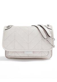 Borsa trapuntata color crema con chiusura a pattina, presenta cuciture a spina di pesce, una tracolla a catena argento e un'elegante decorazione rettangolare metallica.