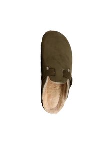 Oliven grøn slip-on sko med blød, beige kunstpelsforing. Har en glat overflade og to justerbare stropper for en sikker pasform.
