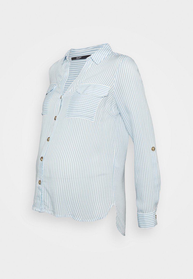 Chemise de maternité à manches longues à rayures verticales bleu clair et blanc, avec boutons devant et deux poches poitrine à rabats.