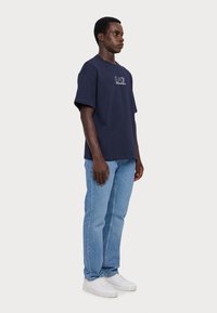 EA7 Emporio Armani UNISEX - Nyomott mintás póló - blue