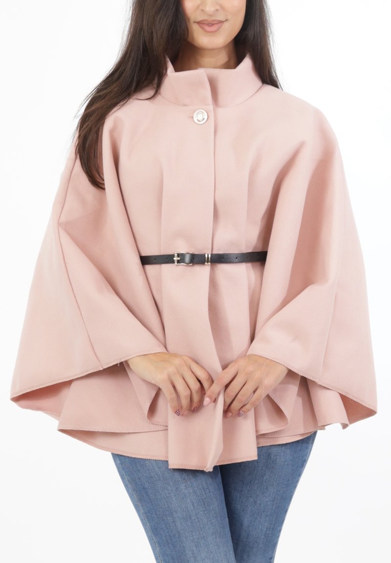 Rosa kappa i ullblandning med hög krage, knäppning framtill och svart läderbälte. Har vida ärmar och en flödande design.