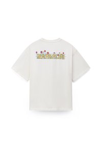 Λευκό κοντομάνικο T-shirt με το κείμενο "NAPAPIJRI" στην πλάτη, περιτριγυρισμένο από μικρά πολύχρωμα λουλούδια και γραφικά με πράσινο γρασίδι.