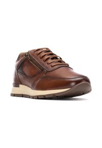 Zapatilla de cuero marrón con puntera redondeada, cierre de cordones, cremallera lateral, acentos texturizados y suela de goma beige.