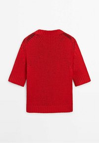 Pull rouge en tricot avec manches courtes, col côtelé et motif texturé. Présente une coupe ample et des détails en tissage ouvert aux épaules.