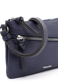 Borsa a pochette in pelle blu navy con finitura texturizzata, dotata di chiusura superiore con zip, tracolla in pelle staccabile e dettagli in metallo argentato.
